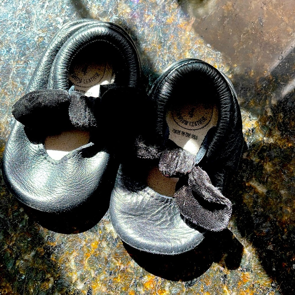 Freshly Picked Black Velvet bow Hard sole size 4